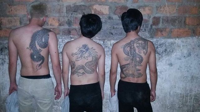 Detuvieron a tres chinos con un arma de guerra cargada, pasamontañas y precintos plásticos
