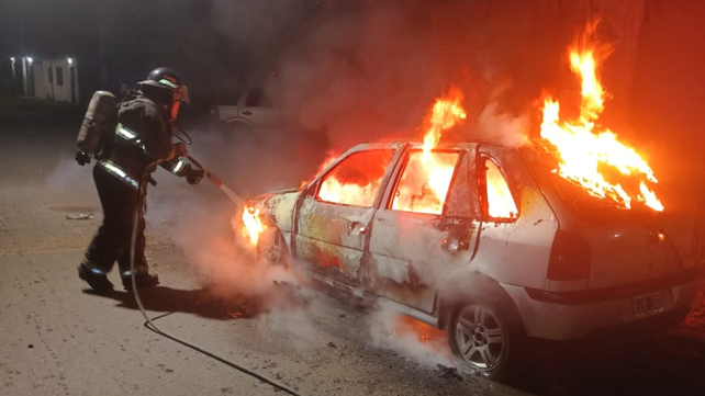 Automóvil incendiado en Barra y Viamonte. Bomberos Zapadores actúan para sofocar las llamas. Automóvil incendiado en Barra y Viamonte. Bomberos Zapadores actúan para sofocar las llamas.