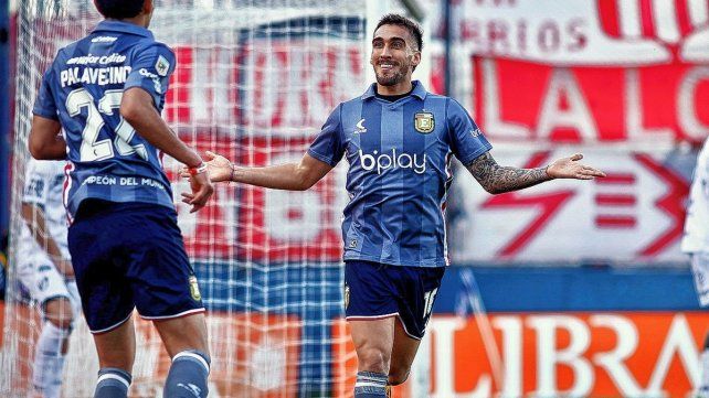 Mauro Méndez festeja el gol de Estudiantes.