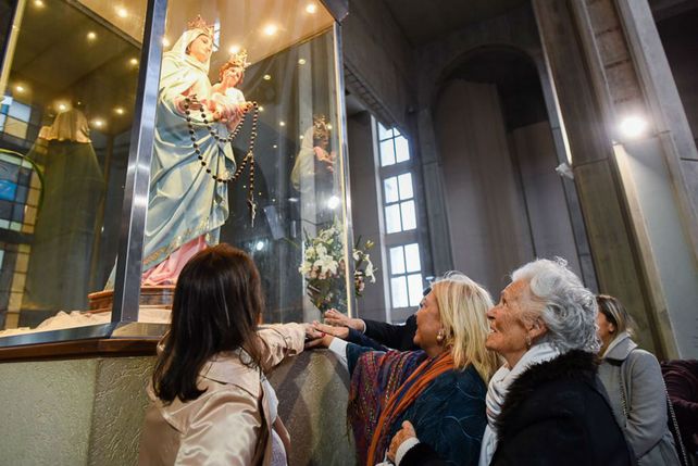 Pedido. Carrió visitó el jueves a la noche a la Virgen de San Nicolás.
