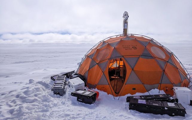 Un prospector de vida para Encélado supera ensayos en Groenlandia. Un prototipo de instrumento concebido para buscar vida microbiana en mundos con océanos bajo sus cortezas heladas ha sido probada con éxito en el frío extremo del hielo de Groenlandia.
