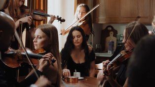 Rosalía desayuna rodeada por violinistas y un coro operístico en el videoclip de Berghain.