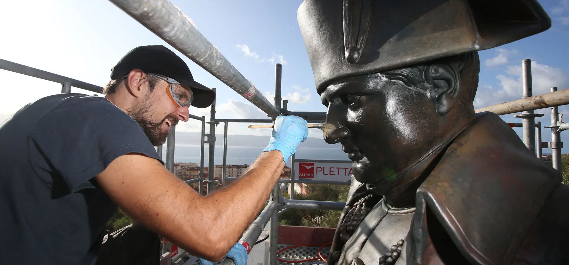 Ajaccio, Córcega. Un restaurador aplica una capa protectora sobre una estatua de bronce de Napoleón Bonaparte en la isla mediterránea francesa. Fotografía: Pascal Pochard-Casabianca/AFP/Getty Images Ajaccio, Córcega. Un restaurador aplica una capa protectora sobre una estatua de bronce de Napoleón Bonaparte en la isla mediterránea francesa. Fotografía: Pascal Pochard-Casabianca/AFP/Getty Images