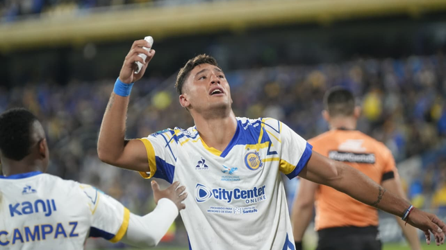 Alejo Veliz, con su canillera en la mano, celebra el gol de penal.