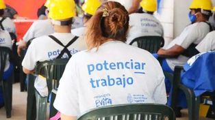 El Ministerio de Desarrollo Social oficializó la prórroga hasta el 15 de enero inclusive para que los titulares del programa Potenciar Trabajo revaliden sus datos desde la aplicación o sitio web Mi Argentina. La actualización de esta información es personal y obligatoria para todas las personas que lo integran. Sólo puede ser completado por quienes se encuentran en la nómina, dado que no se realizarán nuevas inscripciones.