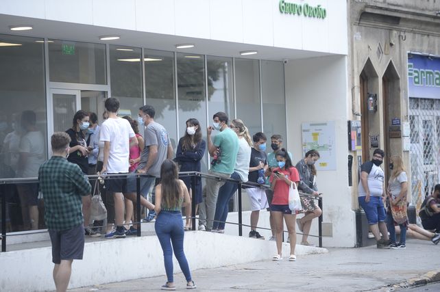 La demanda de hisopados en centros públcios y&nbsp; privados no para de crecer.
