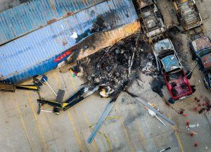 Un helicóptero de una cadena de noticias se estrelló en vivo: tres muertos