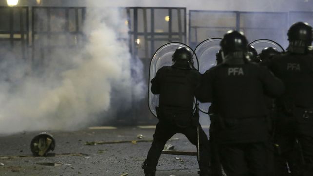 La Policía responde con gases y balas de goma.&nbsp;