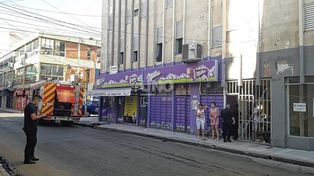 Los vecinos del edificio en el microcentro llamaron a los bomberos