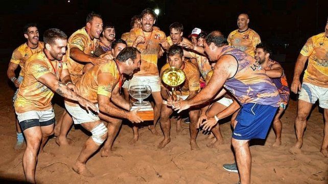 Los jugadores de La Tahona celebran con la Copa de Oro.