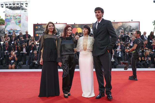 Sofia Coppola, Priscilla Presley, Cailee Spaeny y Jacob Elordi en el festival de cine de Venecia, donde Spaeny ganó el premio a mejor actriz.