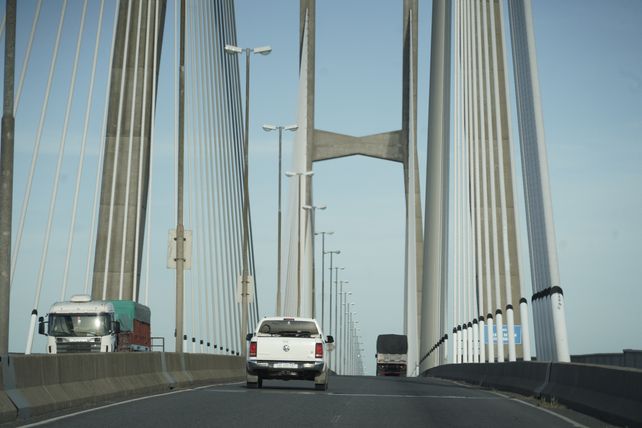 La recuperación del sistema de iluminación del Puente Rosario-Victoria incorporó tecnología Led, un plan de bacheo y el repintado de los 60 kilómetros de la ruta nacional 174. Ahora se viene un fuerte reajuste en el valor del peaje.