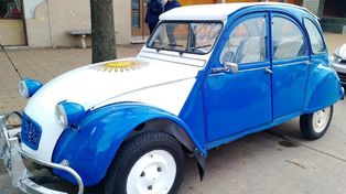 Viajará 300 kilómetros hasta Rosario en un Citroën celeste y blanco para homenajear la bandera