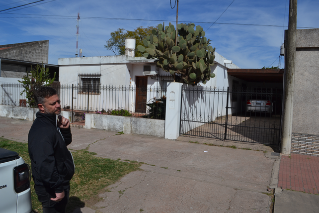 La casa familiar de los Pullaro, que hoy está alquilada. Al lado se encuentra el pequeño departamento que el radical usa cuando va a Hughes. En la foto, su amigo y peluquero, Juan José Arcieri.