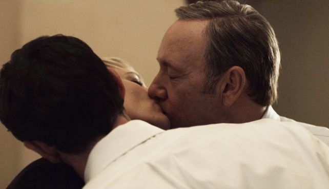 Spacey hizo que los guionistas escriban una escena de un trío sexual para besar a otro actor