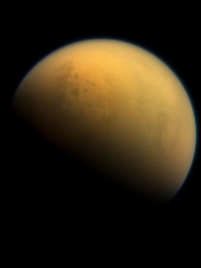 Las primeras imágenes a todo color de Saturno y sus lunas