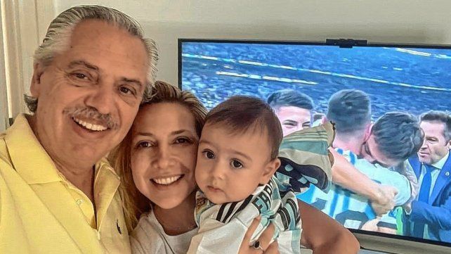 Alberto Fernández junto a su familia le envió los saludos a la Selección Argentina y agradeció a todos por el título mundial.