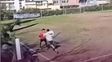 Un árbitro de una liga de fútbol juvenil fue agredido por jugadores y amenazado de muerte