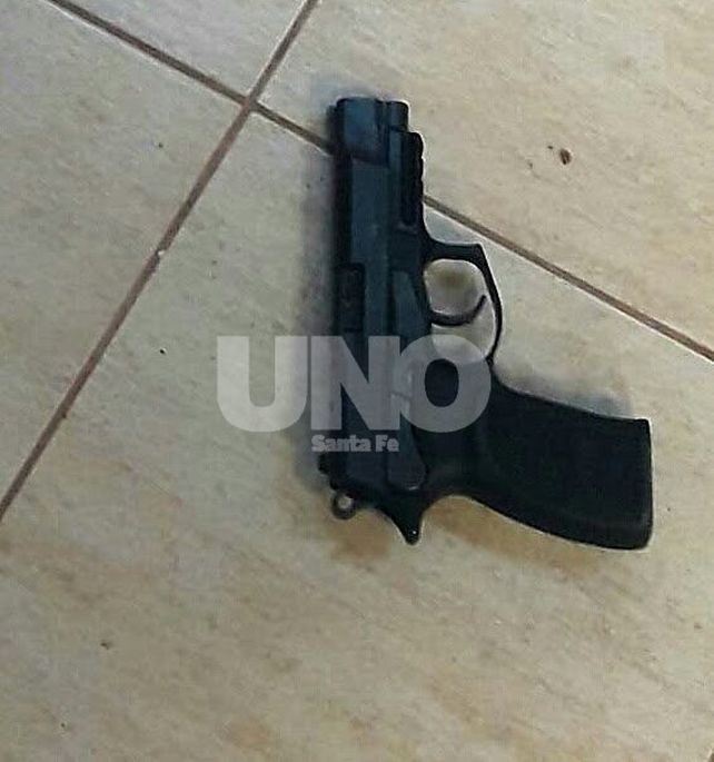 Robaron un arma de guerra, cajas de balas, y dinero en efectivo de una casa en barrio Los Troncos