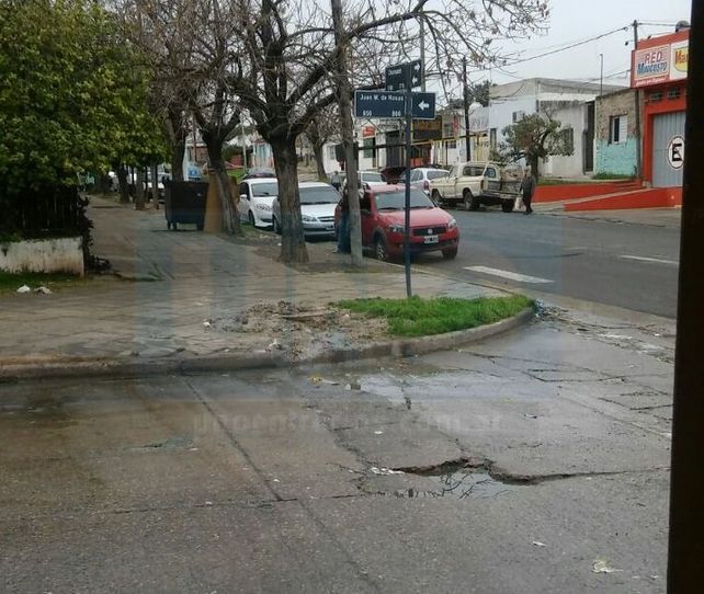 Solución. La intersección de calles Churruarin y Juan Manuel de Rosas con cloacas rebalsadas&nbsp;