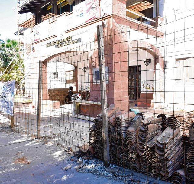 En obras. En el Hogar Escuela los albañiles están trabajando en la restauración de techos y otras instalaciones.