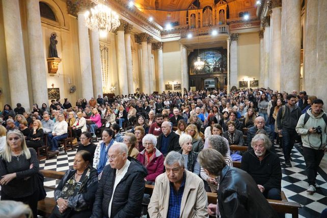 Una multitud de rosarinos despidió en la catedral al Papa Francisco