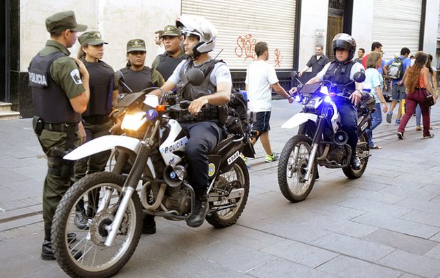 Custodiados. Policías motorizados y patrullas de caminantes recorrieron ayer toda la zona céntrica. (foto: Gustavo de los Rios / La Capital)