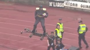 A este árbitro le llevaron la pelota a domicilio