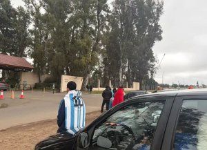 Lionel Messi en Rosario: familias enteras esperaron bajo el frío su salida del country