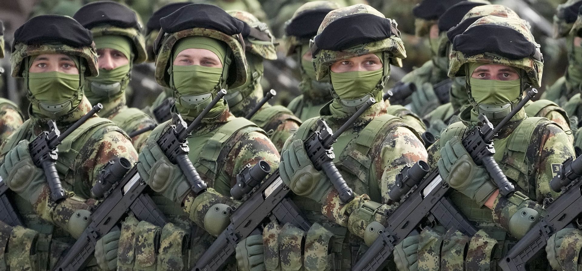 Soldados del ejército serbio durante un ejercicio militar en la base aérea de Batajnica, cerca de Belgrado, Serbia, el viernes 20 de septiembre de 2024. (Foto AP/Darko Vojinovic) Soldados del ejército serbio durante un ejercicio militar en la base aérea de Batajnica, cerca de Belgrado, Serbia, el viernes 20 de septiembre de 2024. (Foto AP/Darko Vojinovic)