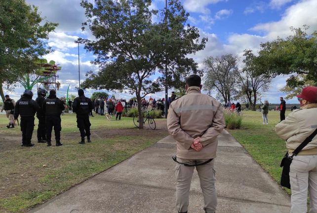 Cientos de personas rompieron las restricciones y se juntaron en el parque de las Colectividades