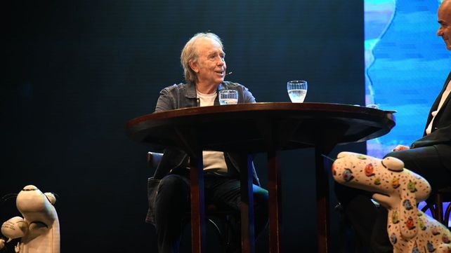 Serrat emocionó a miles de rosarinos al recordar a su querido amigo el Negro Fontanarrosa