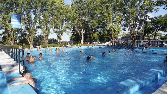 La piletas del parque Alem ya inauguraron la temporada y recibirán a miles de rosarinos este verano.