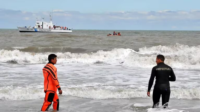 Personal de Prefectura se desplegó en la costa bonaerense para buscar a los dos hombres.