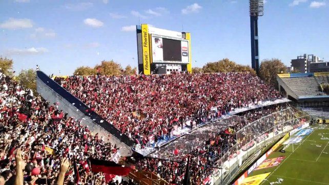 Eterna pasión: el día que el hincha de Colón copó Rosario