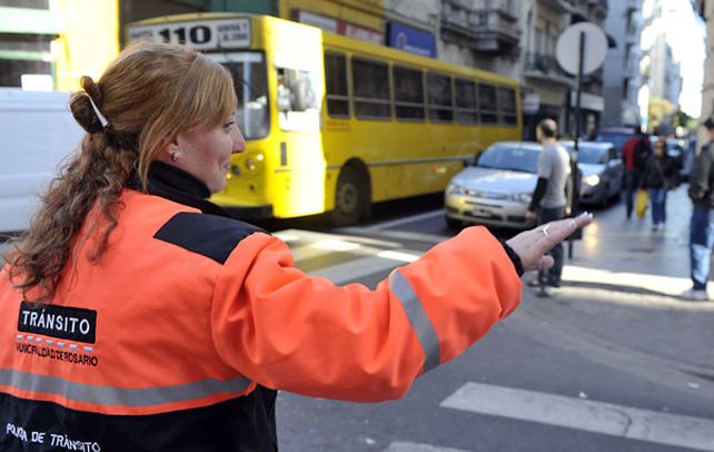 El cambio. Los 250 inspectores que fiscalizan las calles rosarinas a diario recibirán los nuevos equipos con criterio rotativo. (foto: Angel Amaya)