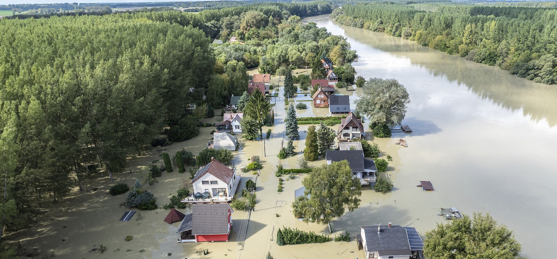 Una fotografía aérea tomada con un dron muestra el pueblo turístico inundado de Venek y el río Danubio crecido cerca de Gyor, Hungría, el martes 17 de septiembre de 2024. (Gergely Janossy/MTI vía AP) Una fotografía aérea tomada con un dron muestra el pueblo turístico inundado de Venek y el río Danubio crecido cerca de Gyor, Hungría, el martes 17 de septiembre de 2024. (Gergely Janossy/MTI vía AP)