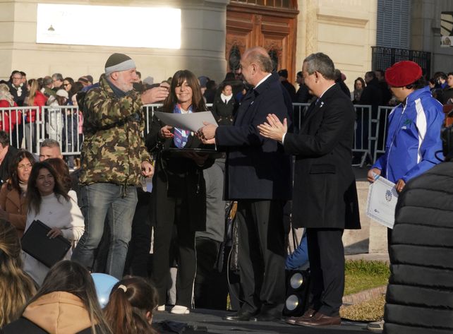 El gobernador Omar Perotti y el intendente Pablo Javkin entregaron diplomas a los representantes de las distintas federaciones de combatientes de Malvinas de todo el país.&nbsp;