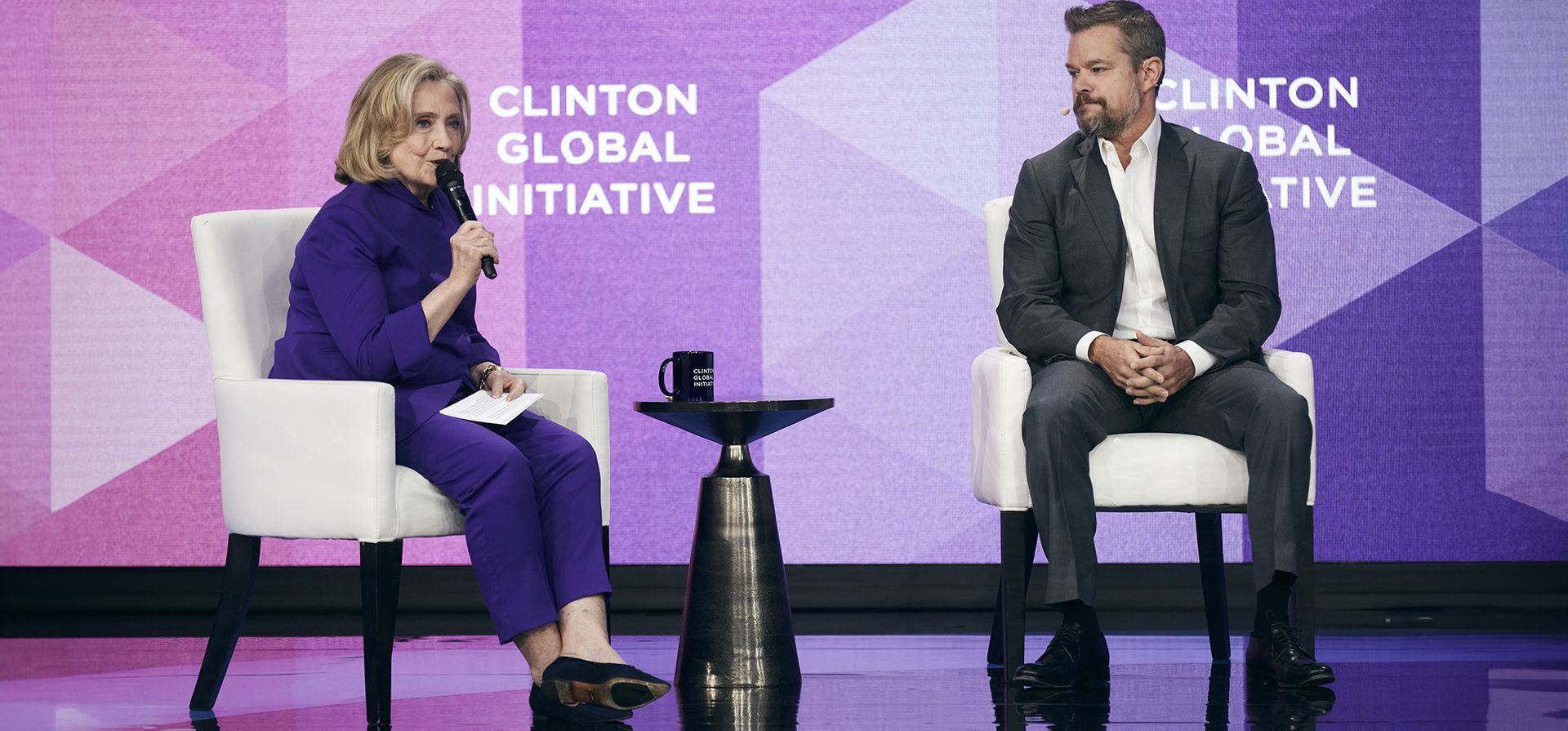Hillary Clinton, 67.ª secretaria de Estado de Estados Unidos, a la izquierda, habla con Matt Damon, a la derecha, el lunes 23 de septiembre de 2024, en Nueva York. (Foto AP/Andres Kudacki) Hillary Clinton, 67.ª secretaria de Estado de Estados Unidos, a la izquierda, habla con Matt Damon, a la derecha, el lunes 23 de septiembre de 2024, en Nueva York. (Foto AP/Andres Kudacki)