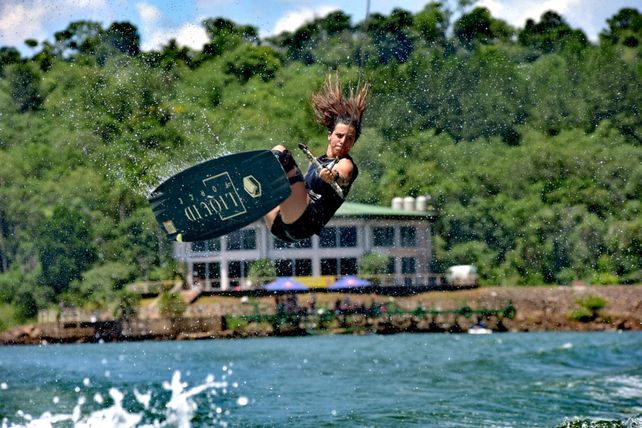 Vicky volando en el aire misionero.&nbsp;