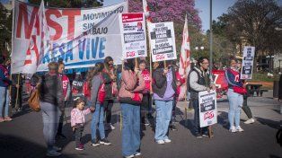 En Paraná y varios puntos del país se marchó en reclamo de mejoras para el salario docente. Asambleas educativas aguardan el resultado de la reunión paritaria