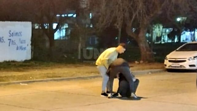 Los hermanos tras ser baleados a la salida del boliche