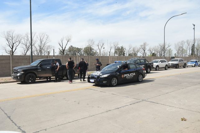 Lamboy se escondió debajo de su camioneta y fue alcanzado por nueve balazos.