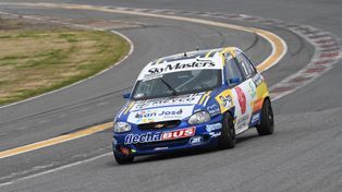El número de la Clase 2, Yair Etcheveste, circula por el asfalto del Fangio. El Turismo Pista se hace sentir en Rosario.