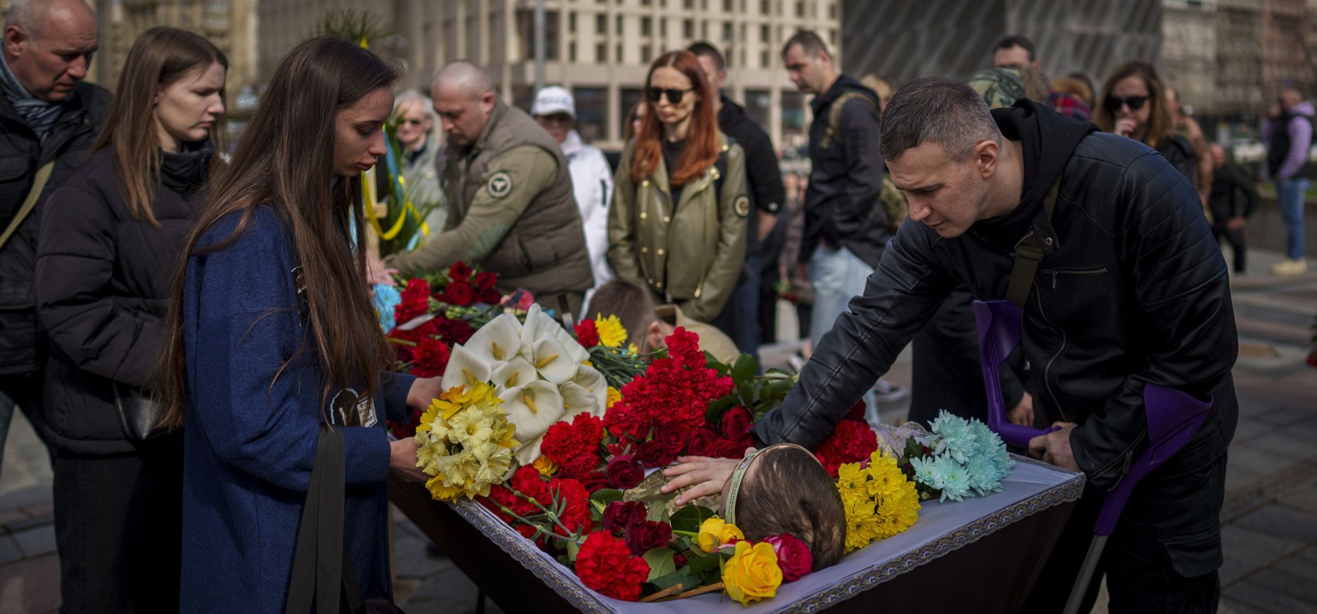 Compañeros soldados se despiden del militar ucraniano caído Vadym Popelniuk, nacido en 1991, después de un servicio religioso en la Plaza de la Independencia en Kiev, Ucrania, el viernes 5 de abril de 2024. (Foto AP/Vadim Ghirda) Compañeros soldados se despiden del militar ucraniano caído Vadym Popelniuk, nacido en 1991, después de un servicio religioso en la Plaza de la Independencia en Kiev, Ucrania, el viernes 5 de abril de 2024. (Foto AP/Vadim Ghirda)