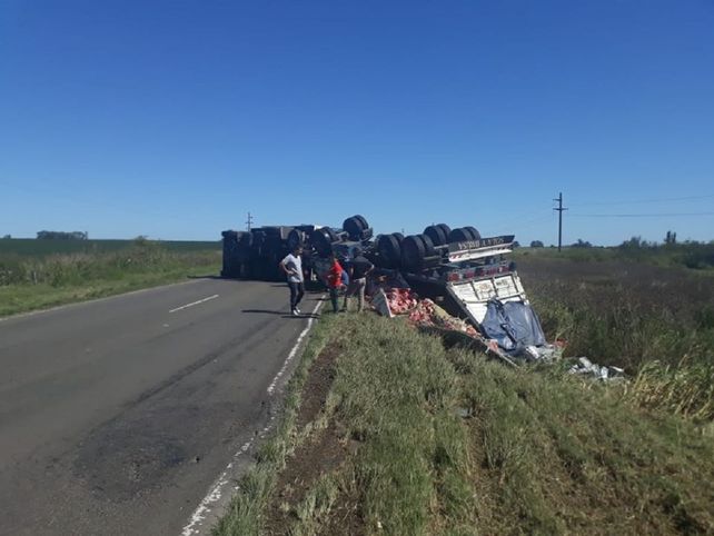Camión con yerba volcó y se evitó que se robaran parte de la carga