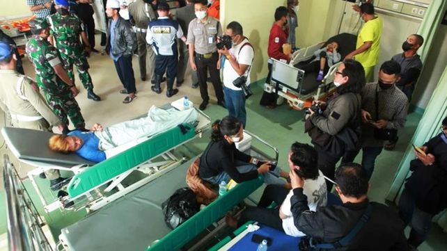 Un partido de fútbol de la liga de Indonesia tuvo un saldo fatal de al menos 125 muertes tras una invasión al campo de juego. Hay niños entre los muertos