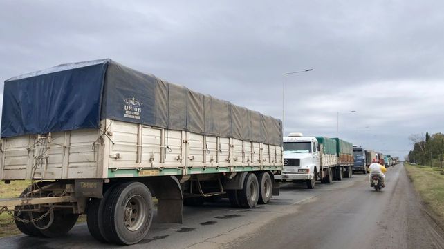 Camiones amontonados en la zona de ruta 11 entre Oliveros y Timbúes. 