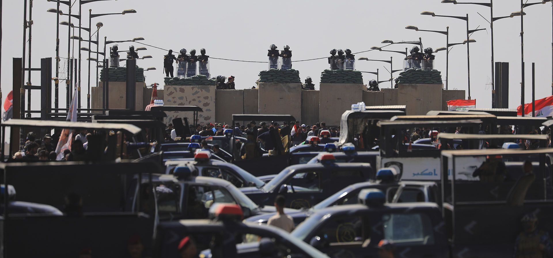 Las fuerzas de seguridad cierran un puente que conduce a las áreas gubernamentales de la Zona Verde durante las protestas contra el gobierno en Bagdad, Irak, el miércoles 28 de septiembre de 2022.