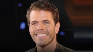 Quién es Perez Hilton, el periodista que fue hospitalizado tras autolesionarse en un vivo de TikTok